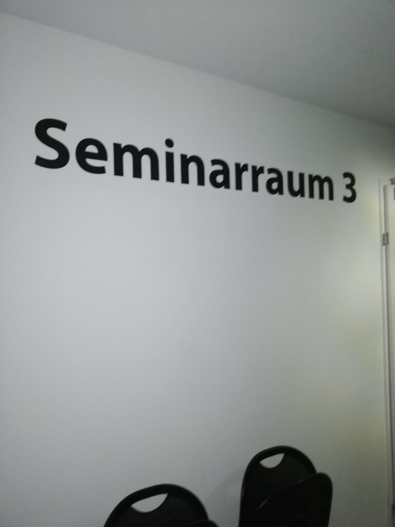 Wandaufschrift Seminarraum 3 in Institut für Linguistik, Sensengasse, Wien, ohne Braille