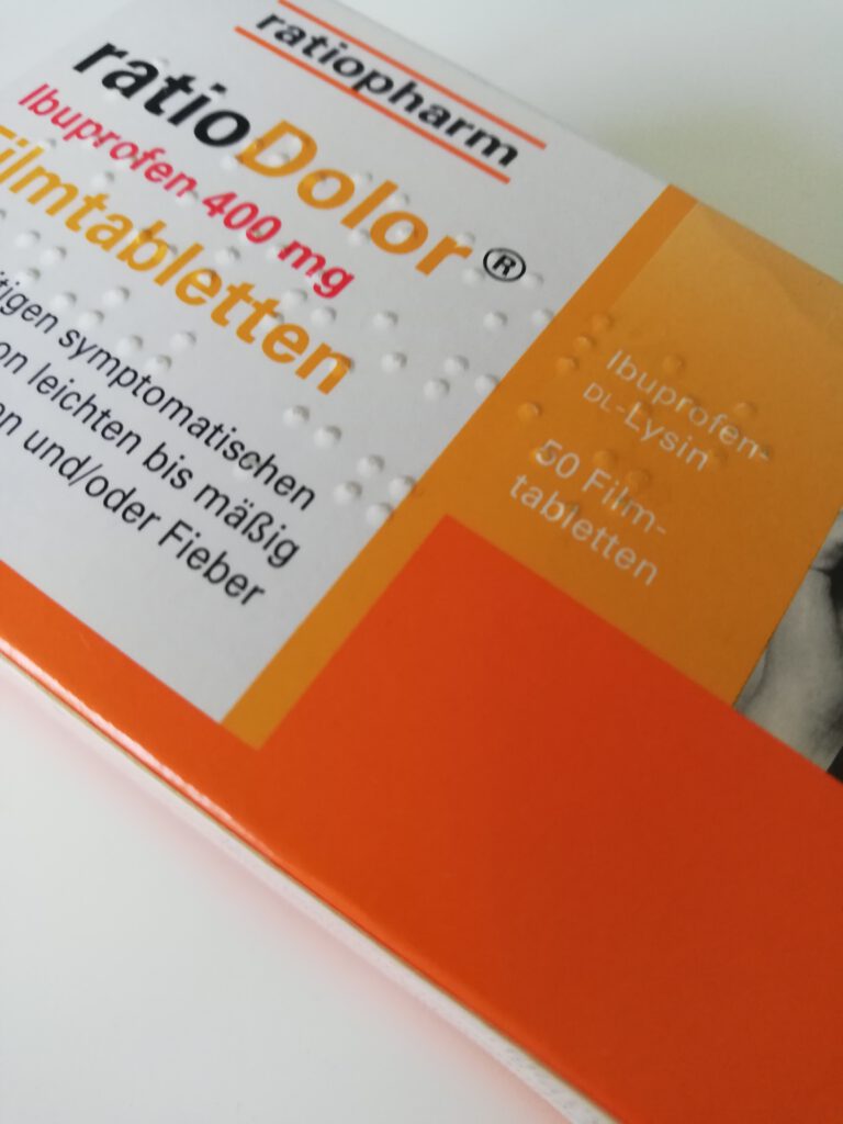 Verpackung des Medikaments "Ratiodolor" mit Aufdrucken in Braille und lateinischer Schrift