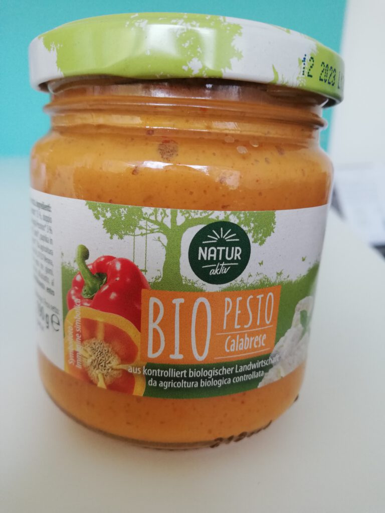 Pestoglas orange mit der Aufschrift "Bio Pesto" (ohne Braille)