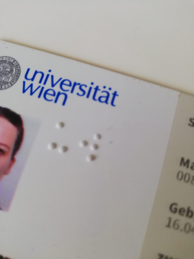 Universitätsausweis mit "UW" in Braille sichtbar