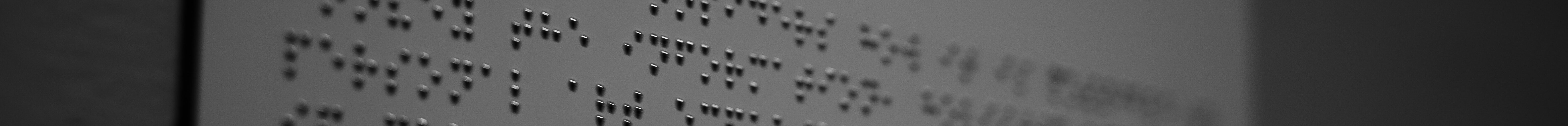 Schwarz-weiß-Fotografie Tafel einer Ausstellung in Braille-Schrift